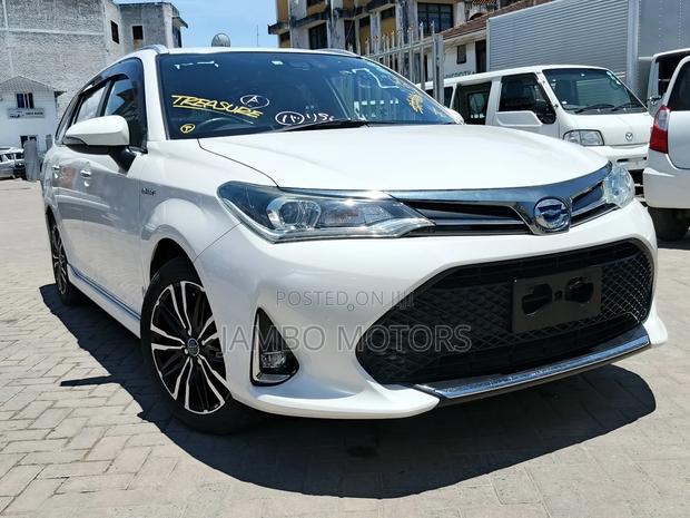 Toyota Corolla Fielder 1.5 Hybrid FWD 2019 White