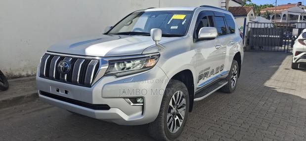 Toyota Land Cruiser Prado 2022 Silver