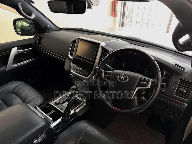 Toyota Land Cruiser 4.6 V8 ZX 2018 White