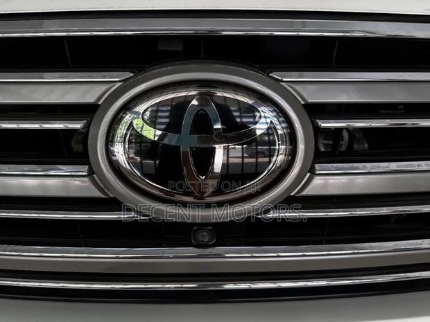 Toyota Land Cruiser 4.6 V8 ZX 2018 White