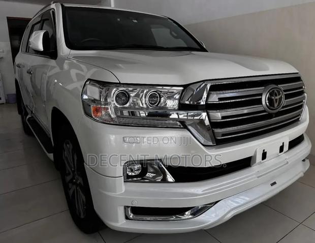 Toyota Land Cruiser 4.6 V8 ZX 2018 White