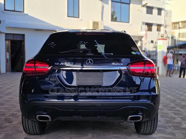 Mercedes-Benz GLA 250 2018 Blue