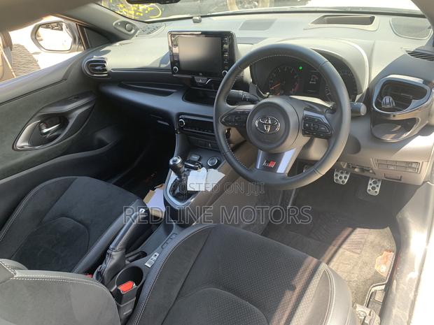 Toyota Yaris 2021 Pearl