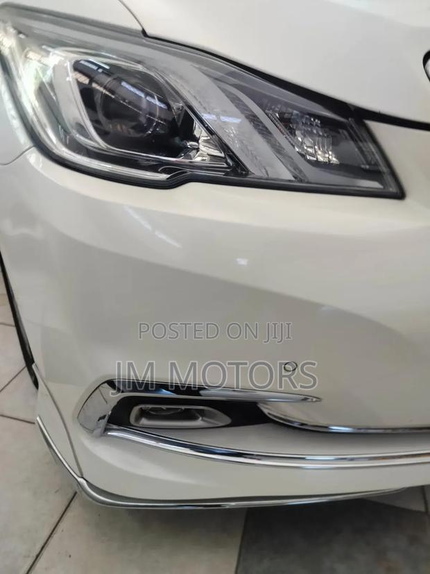 Toyota Crown 2018 Pearl