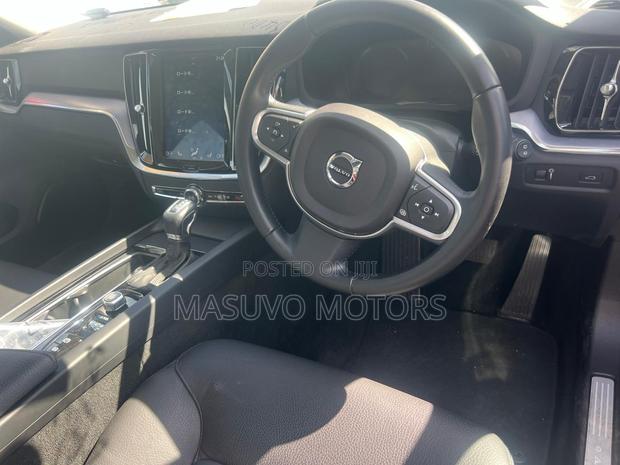 Volvo V60 T5 Momentum FWD 2019 Red
