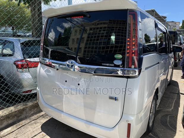 Toyota Noah 1.8 FWD Hybrid (7 seater) 2018 Off white