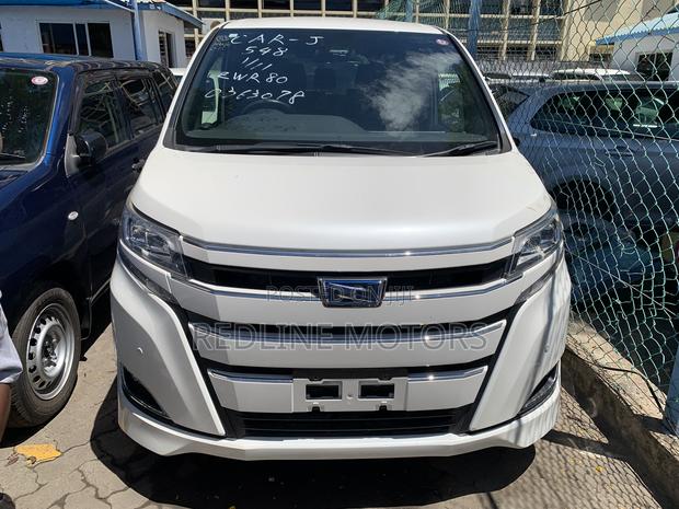 Toyota Noah 1.8 FWD Hybrid (7 seater) 2018 Off white