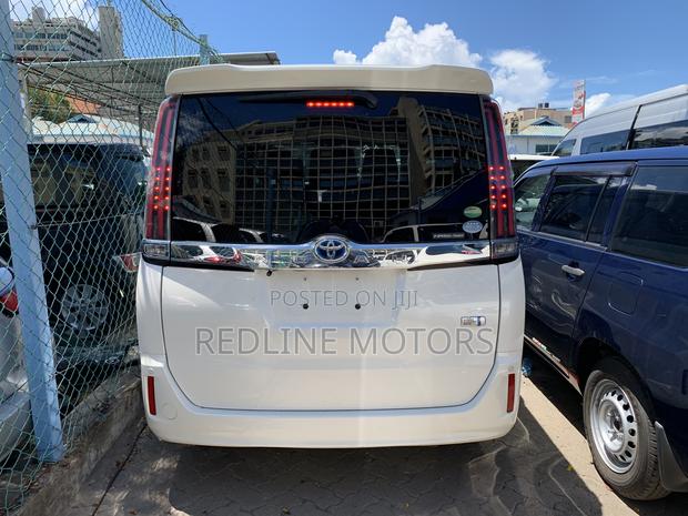 Toyota Noah 1.8 FWD Hybrid (7 seater) 2018 Off white