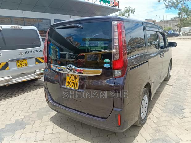 Toyota Noah 2.0 FWD (7 Seater) 2015 Purple