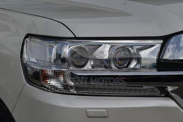 Toyota Land Cruiser 4.6 V8 ZX 2018 White