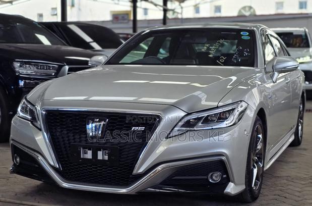 Toyota Crown 2018 Silver
