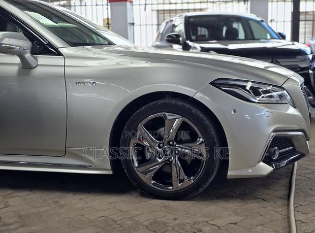 Toyota Crown 2018 Silver