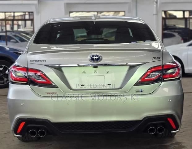 Toyota Crown 2018 Silver