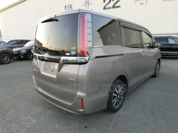 Toyota Esquire 2019 Brown