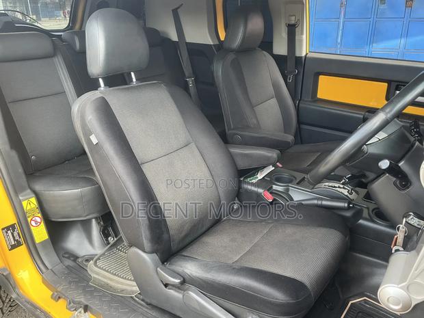 Toyota FJ Cruiser 2x4 Automatic 2011 Yellow