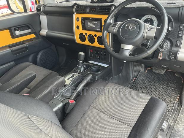 Toyota FJ Cruiser 2x4 Automatic 2011 Yellow