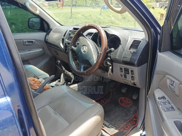 Toyota Hilux 2010 Blue