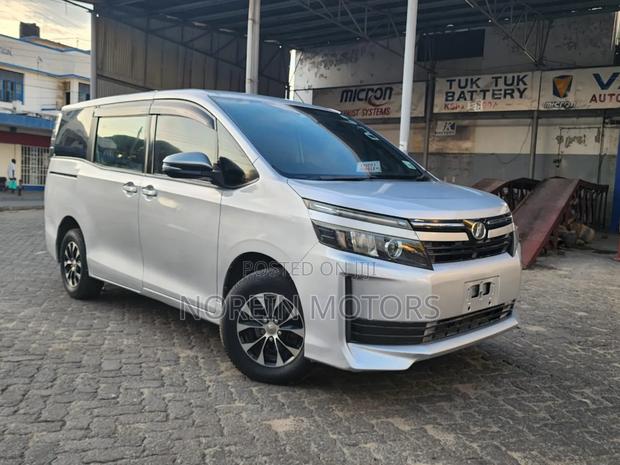Toyota Voxy 2015 Silver
