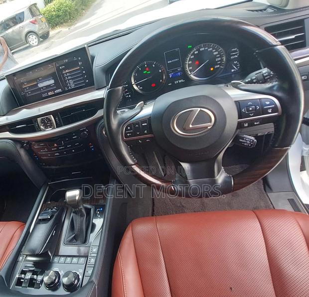 Lexus LX 570 AWD 2018 White