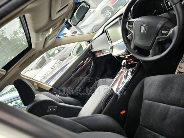 Toyota Crown 2018 White
