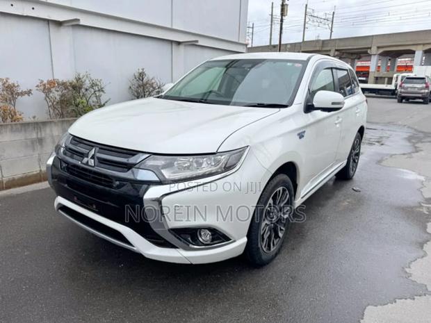 Mitsubishi Outlander 2018 Off white