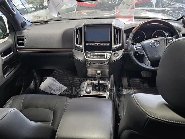 Toyota Land Cruiser 4.6 V8 ZX 2018 Black