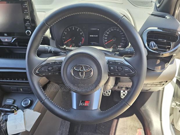 Toyota Yaris 2021 Pearl