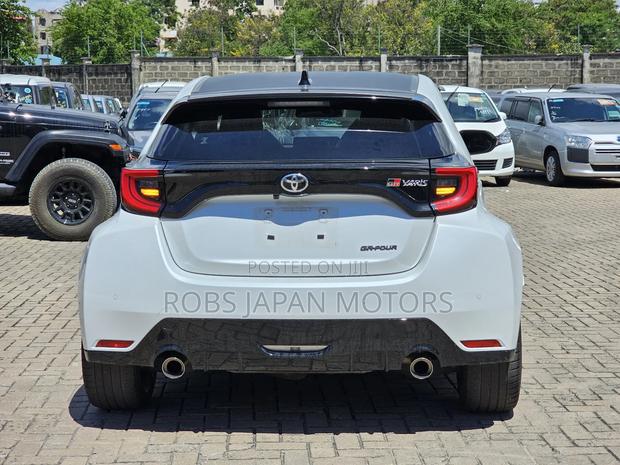 Toyota Yaris 2021 Pearl
