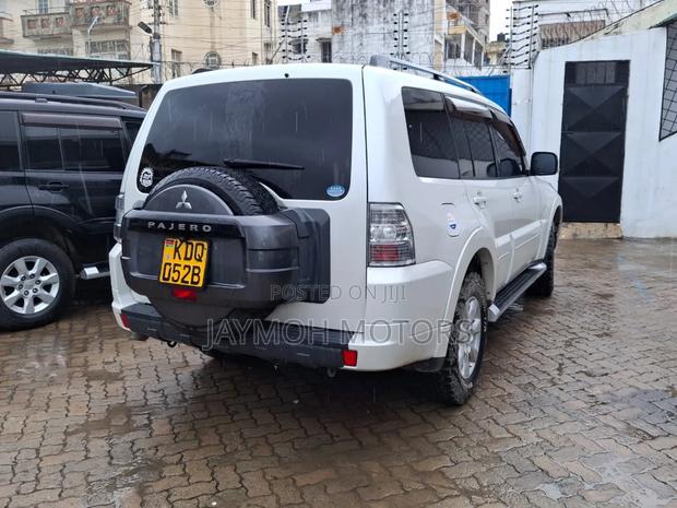 Mitsubishi Pajero 2017 White