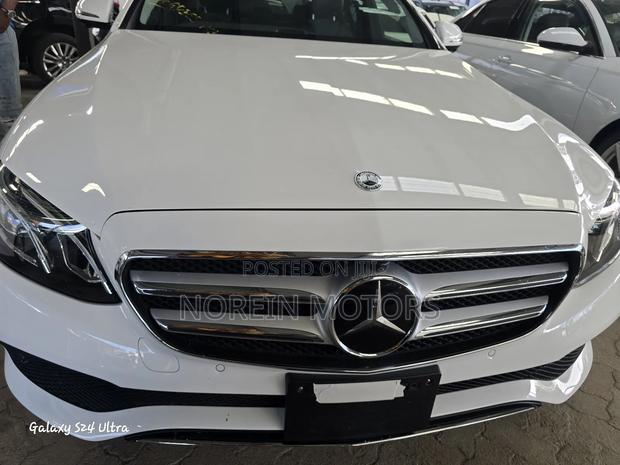 Mercedes-Benz E220 2019 Off white
