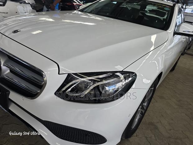 Mercedes-Benz E220 2019 Off white