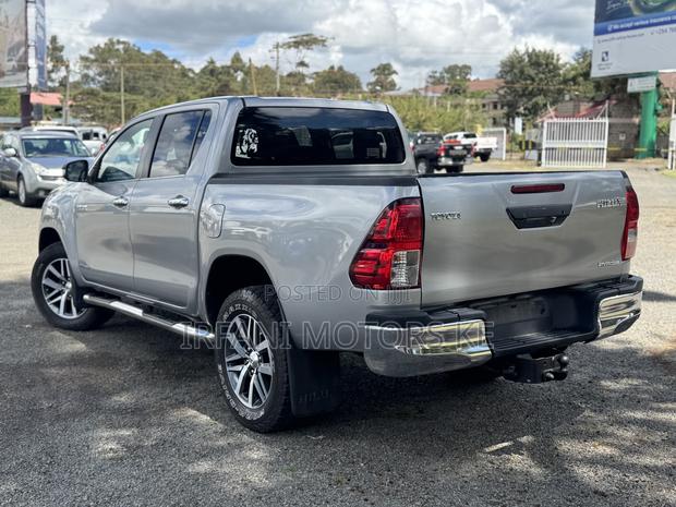 Toyota Hilux SR 2017 Silver