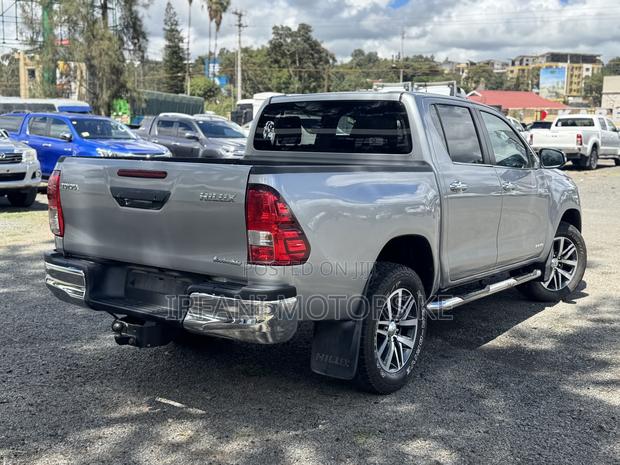 Toyota Hilux SR 2017 Silver