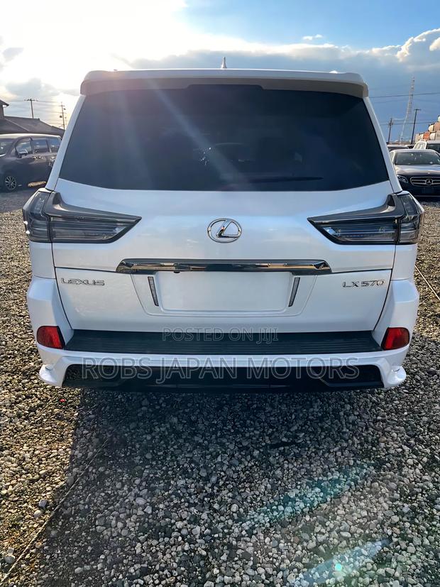 Lexus LX 570 AWD 2019 White