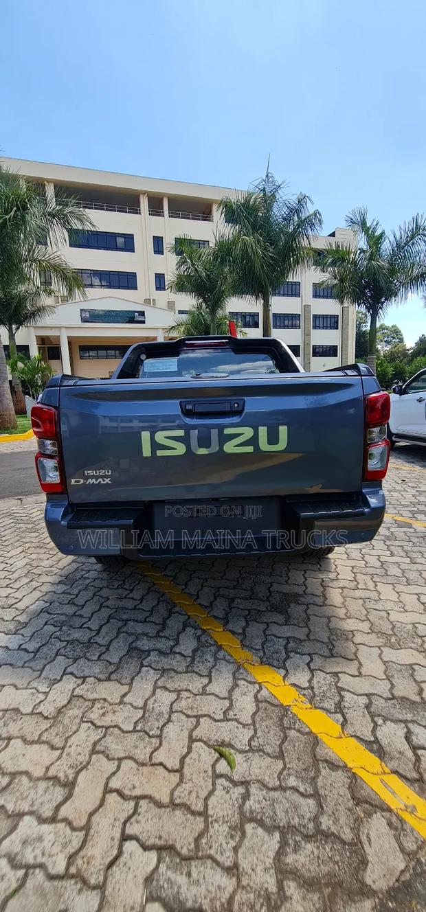 New Isuzu D-MAX 2025 Gray