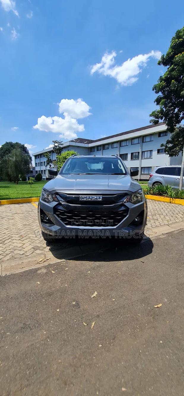 New Isuzu D-MAX 2025 Gray