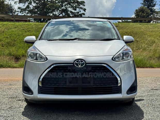Toyota Sienta 2020 Silver