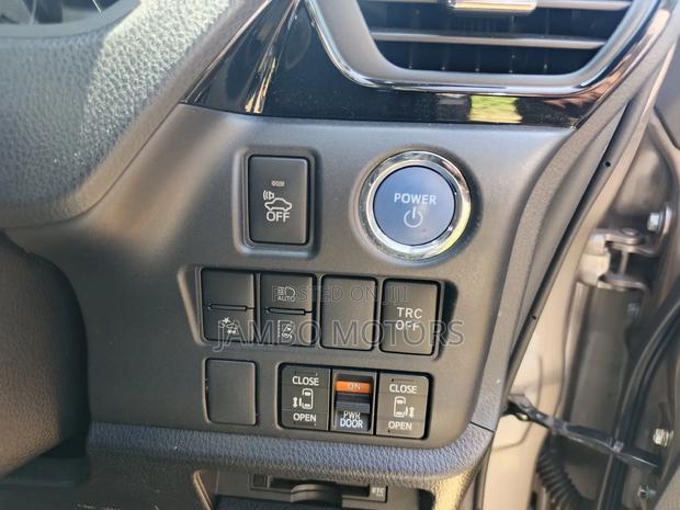 Toyota Esquire 1.8 FWD Hybrid (7 seater) 2019 Gold