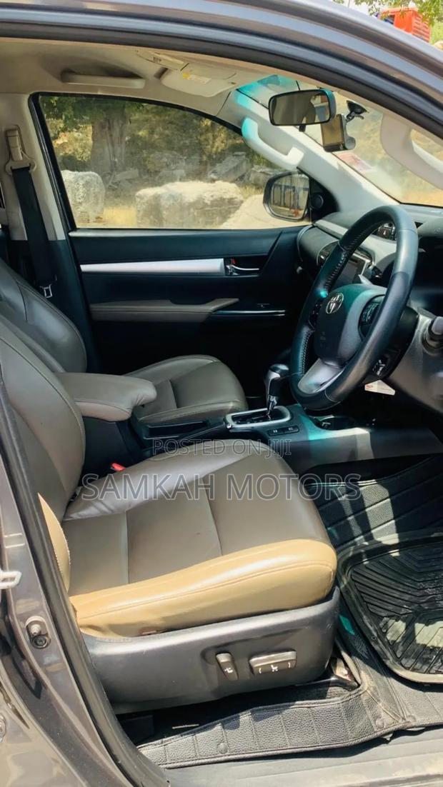 Toyota Hilux 2017 Gray