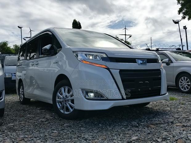 Toyota Noah 1.8 FWD Hybrid (7 seater) 2018 White