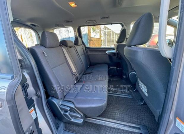 Toyota Voxy 2018 Gray