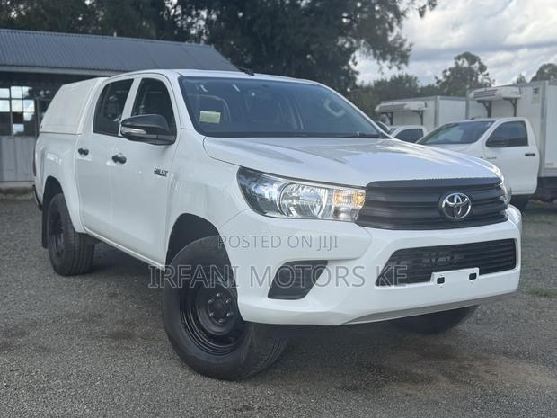 Toyota Hilux SR 4x4 2017 White