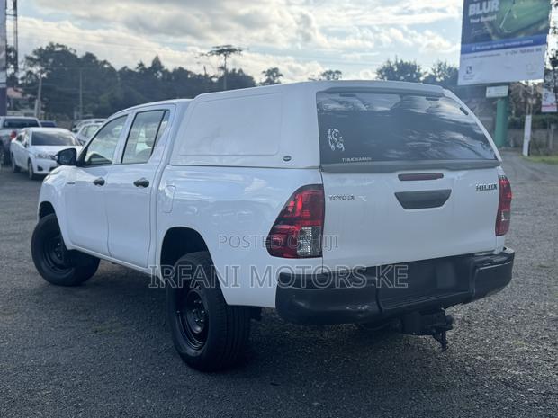 Toyota Hilux SR 4x4 2017 White