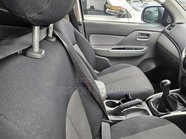 Mitsubishi L200 2020 Silver
