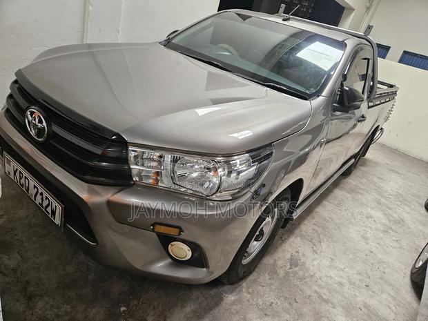 Toyota Hilux 2019 Silver