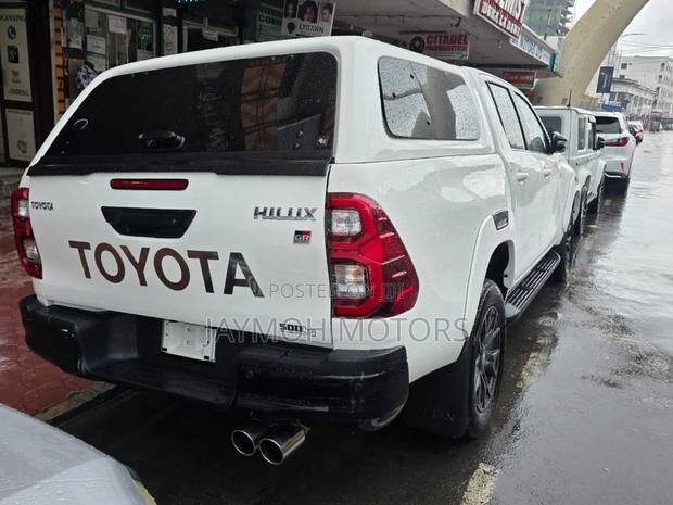 Toyota Hilux 2022 White