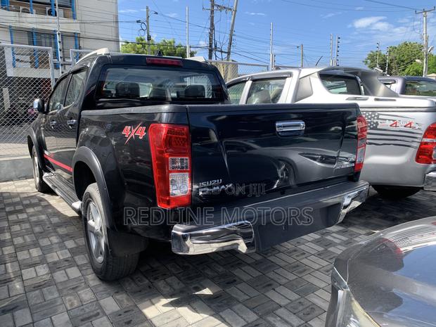 Isuzu D-MAX 2015 Black