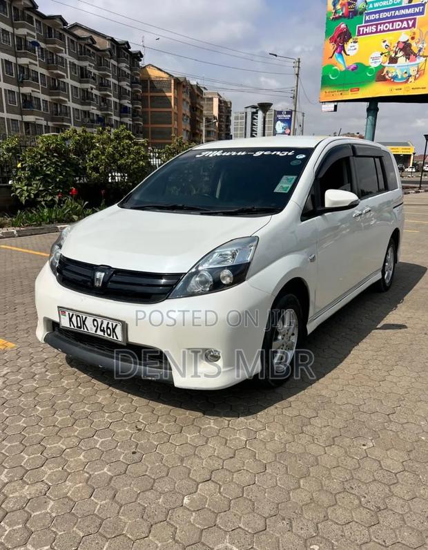 Toyota ISIS 2014 White