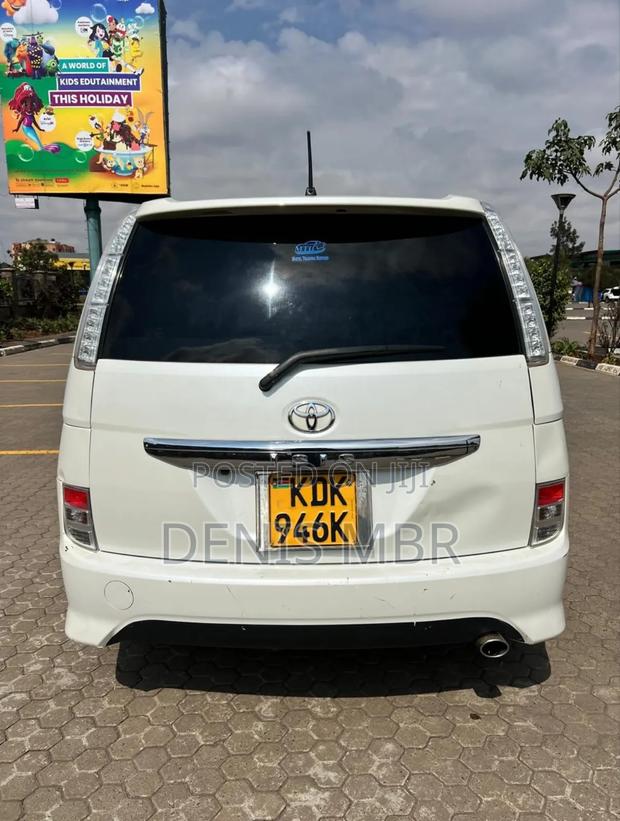 Toyota ISIS 2014 White