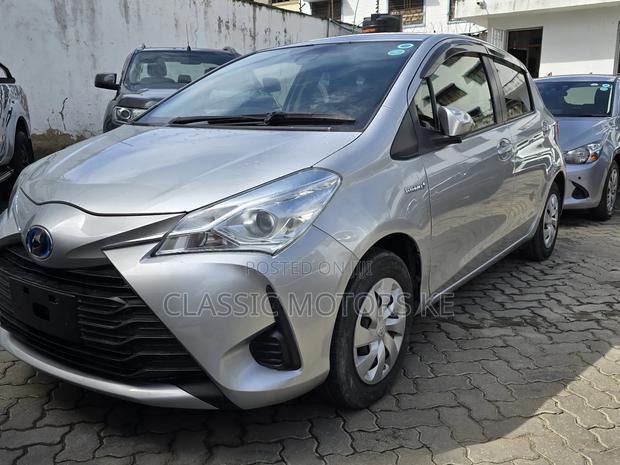 Toyota Vitz 1.5 FWD Hybrid 5dr 2018 Silver